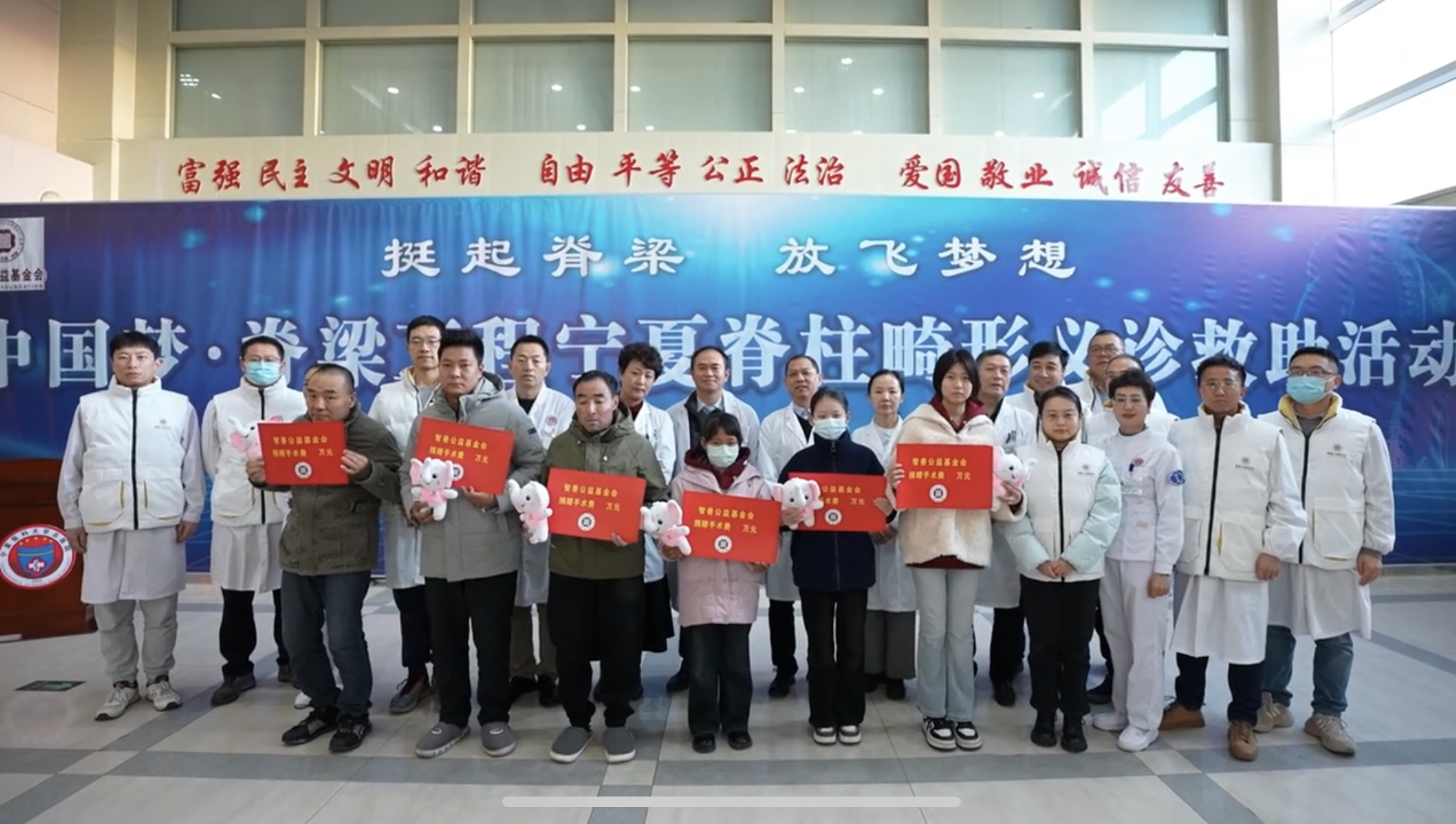 人民日报：澳门新葡官网8883总医院举办脊柱畸形大型义诊活动，助力患者重塑健康脊梁