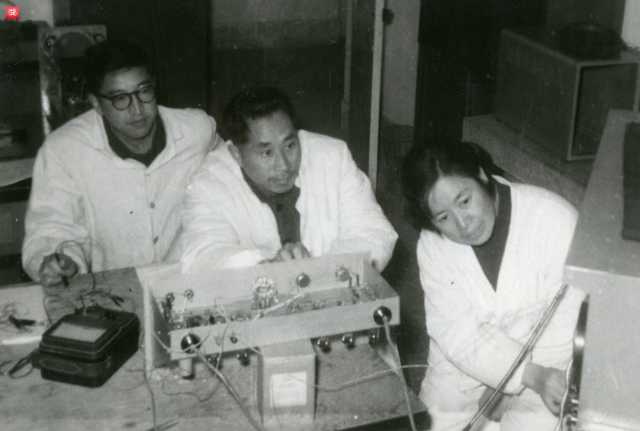 9、1976年,左起庞立成、詹闲学、李楚芬在做实验_副本.jpg 9、1976年,左起庞立成、詹闲学、李楚芬在做实验_副本.jpg