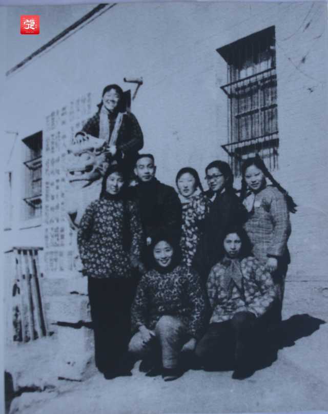 5、1958年,教职工在建院之初校门口留念_副本.jpg 5、1958年,教职工在建院之初校门口留念_副本.jpg