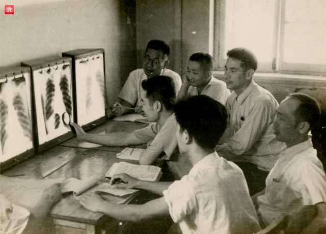 2、1958年,梅国桢(后排左2)在医院肺科看X光片_副本.jpg 2、1958年,梅国桢(后排左2)在医院肺科看X光片_副本.jpg